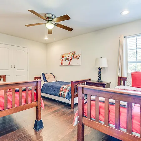 Spacious Grand Prairie Home With Fenced Yard And Patio